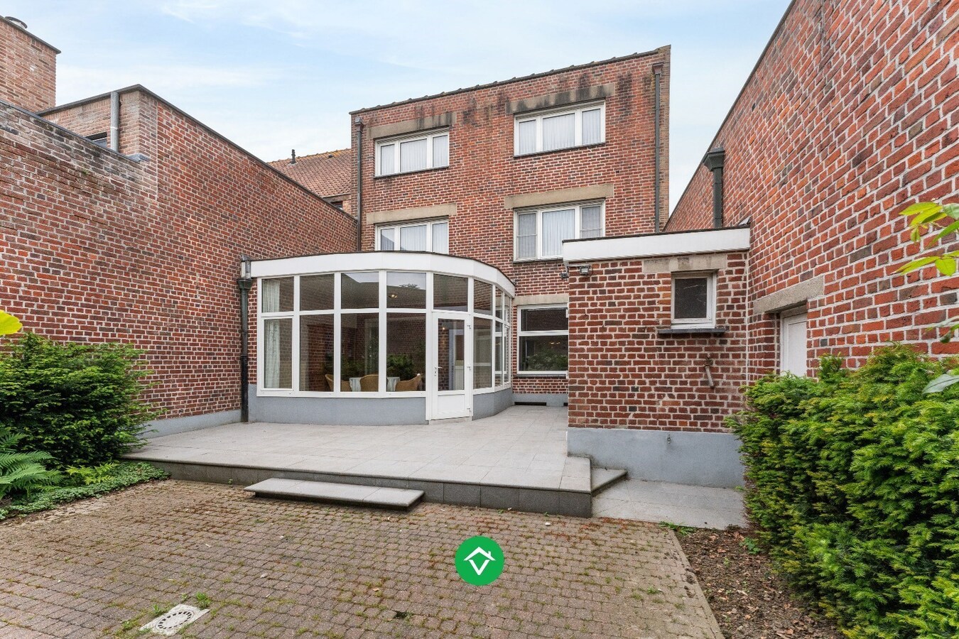 Ruime woning met 7 slaapkamers en loods (320m&#178;) in centrum Roeselare 