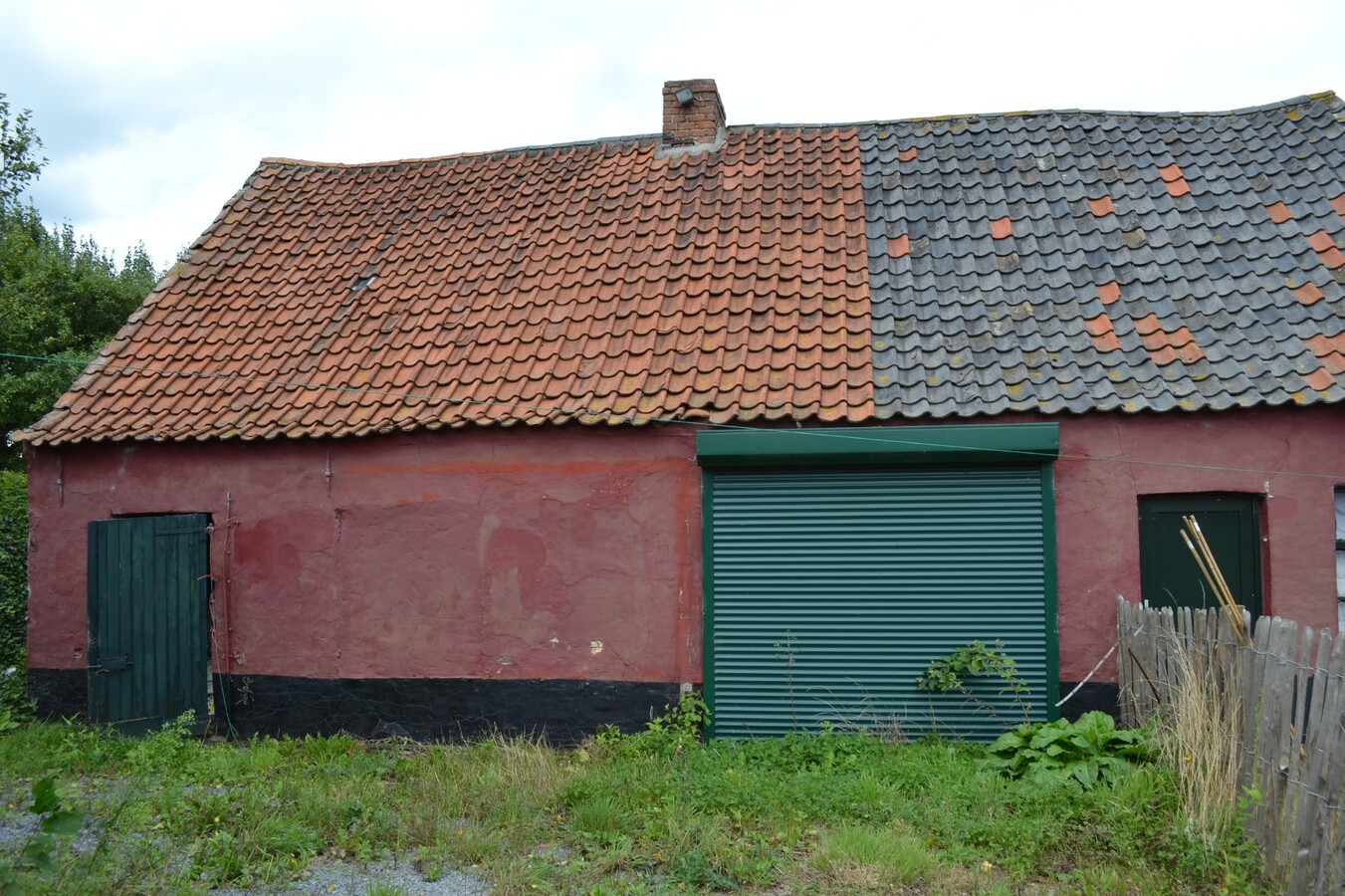 Hoeve met diverse loodsen en stallingen op 0,9Ha te Hertsberge 