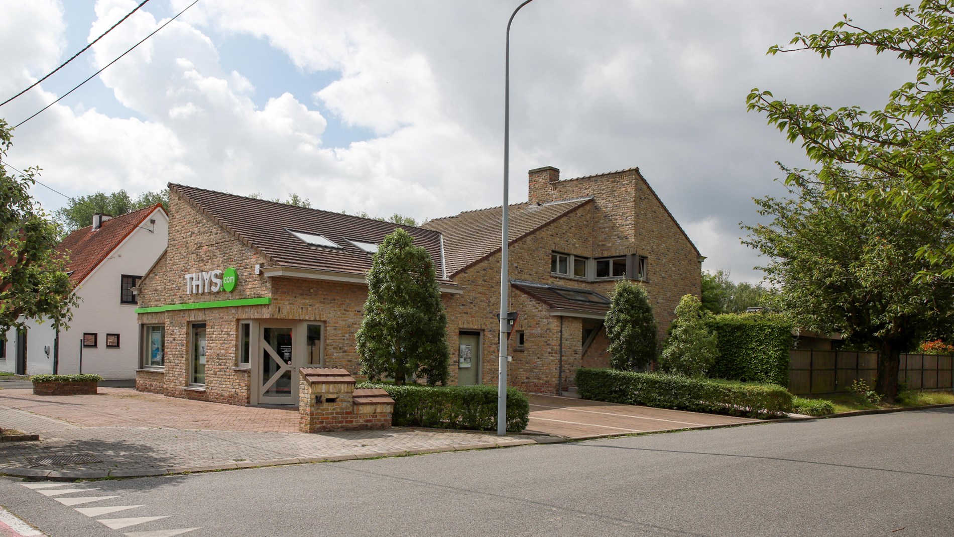 Prachtige woning met kantoorgedeelte (160m&#178;), dubbele garage en tuin op 930m&#178; 