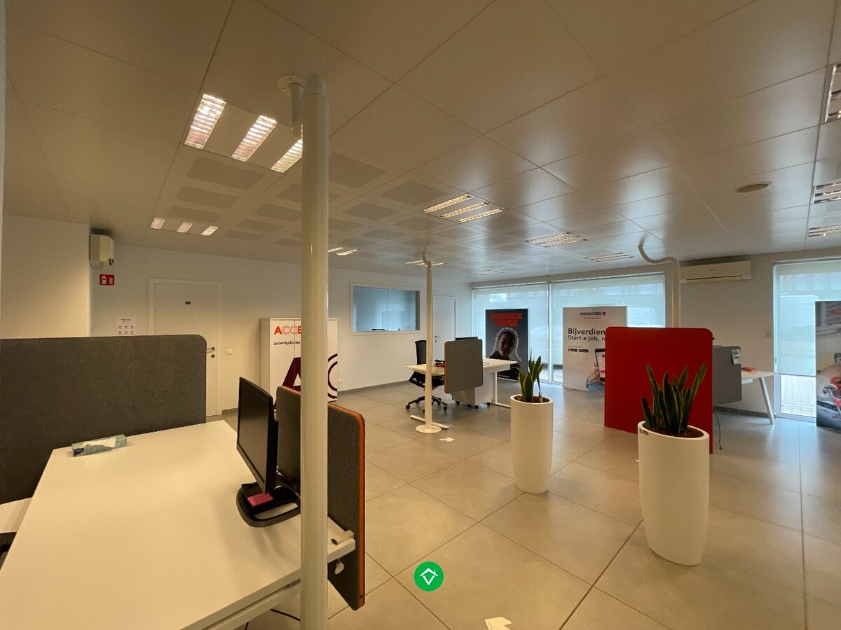 Ruim handelspand van 183m&#178; op een centrale ligging te Roeselare 
