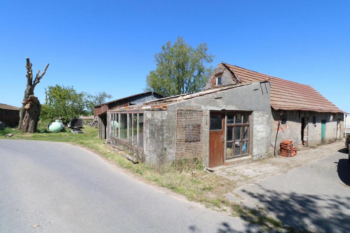 Alleenstaand landhuis met stallen op 2,2 HA te Eernegem 