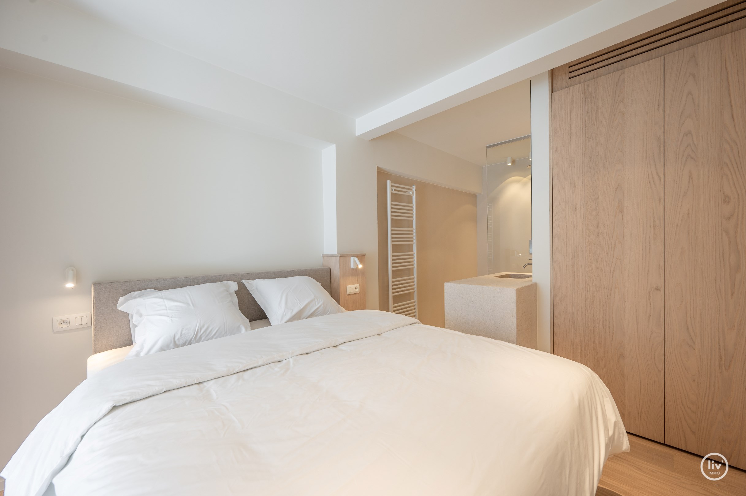 Gezellig gerenoveerd 3 slaapkamerappartement centraal gelegen op de P.Parmentierlaan te Knokke met ruim terras. 