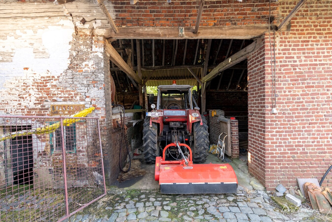 Idyllisch gelegen te renoveren vierkantshoeve met bijgebouwen 