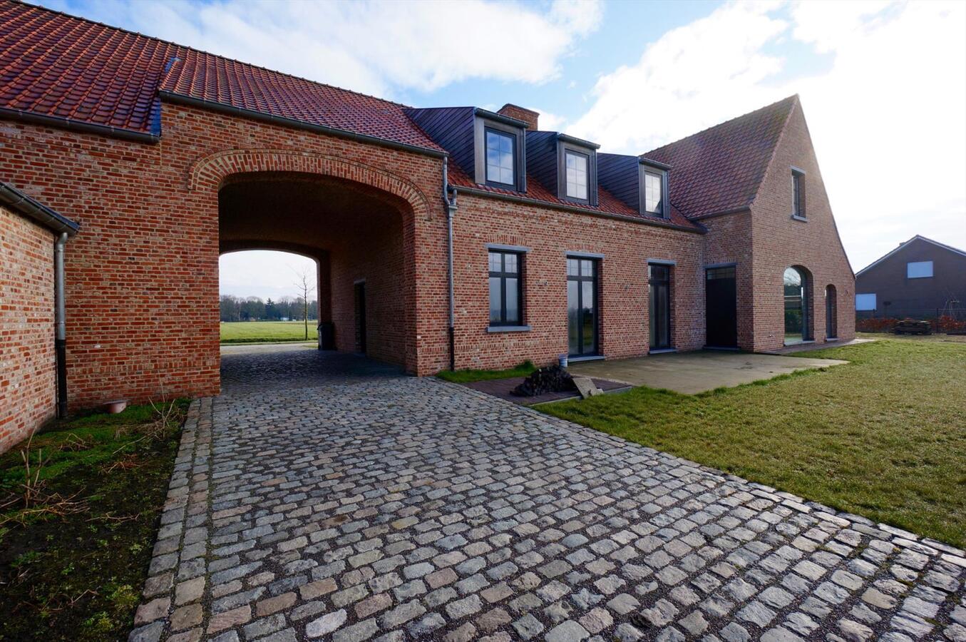 Prachtige nieuwbouw hoeve met stalgebouw, schuur en weiland op ca. 1ha te Merksplas 