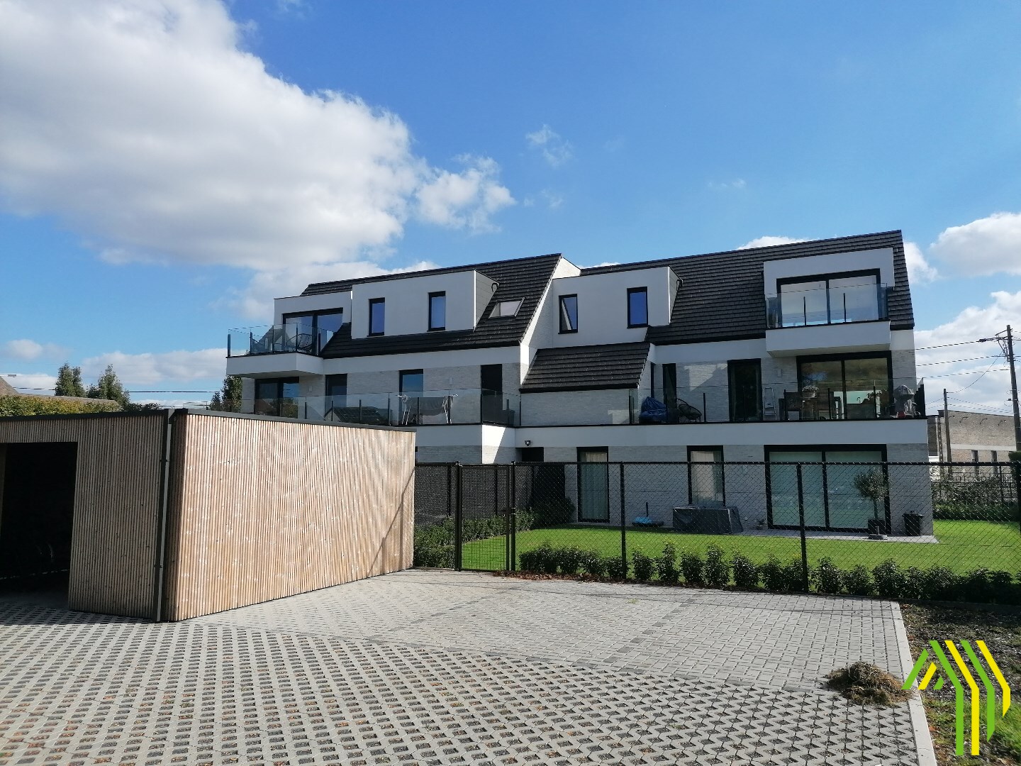 Nieuwbouwappartement met 2 slaapkamers, 2 terrassen en mogelijkheid tot staanplaats in Waregem 