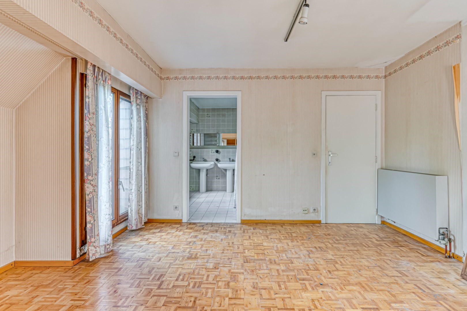 Ruime gezinswoning met 5 slaapkamers, praktijkruimte en dubbele garage in Kessel-Lo – EPC 337 kWh/m&#178; – bewoonbare oppervlakte ca. 301 m&#178; 