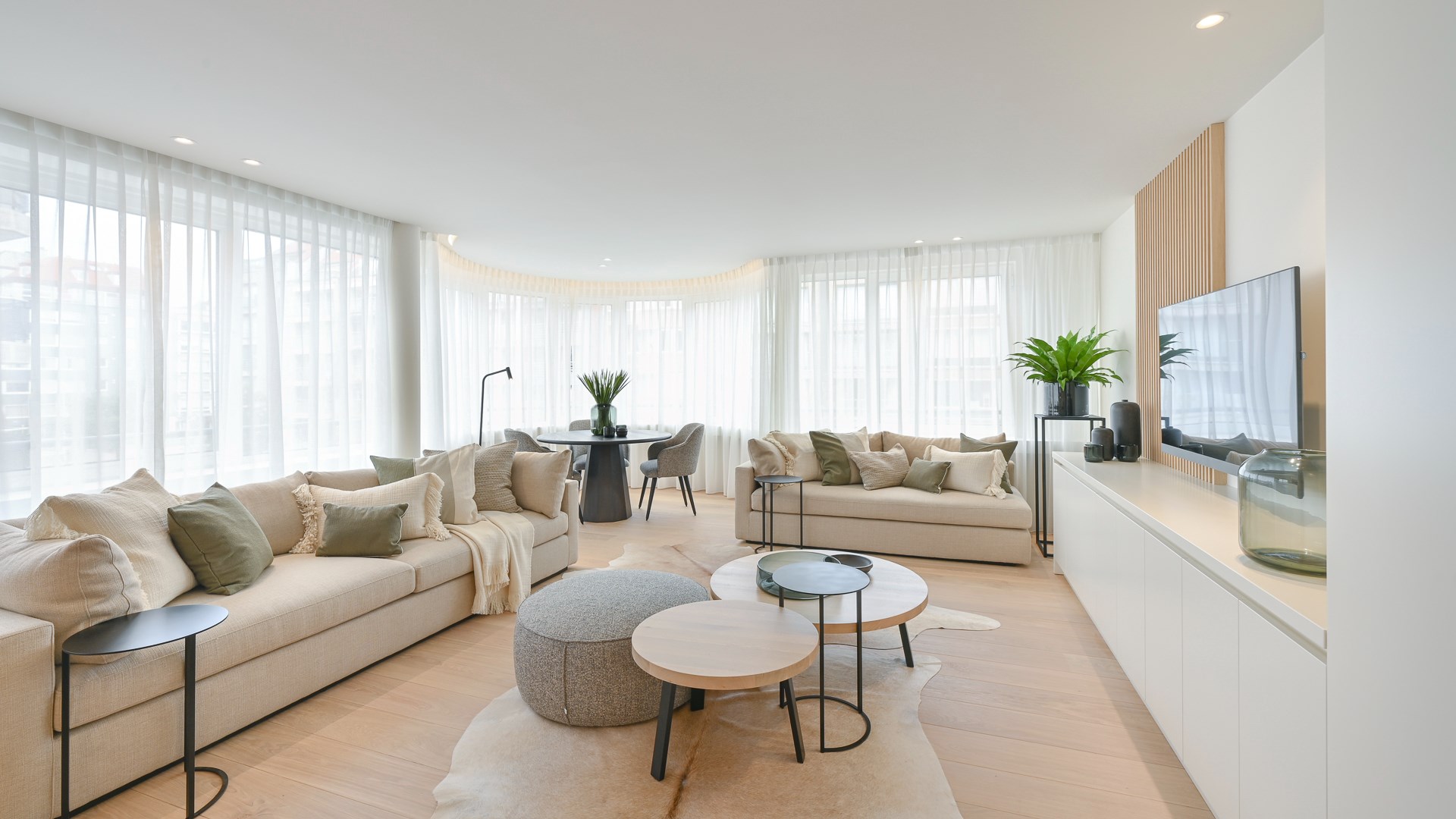 Magnifique appartement d&#39;angle avec 3 chambres &#224; coucher compl&#232;tes, id&#233;alement situ&#233; au milieu de la Lippenslaan &#224; Knokke. 