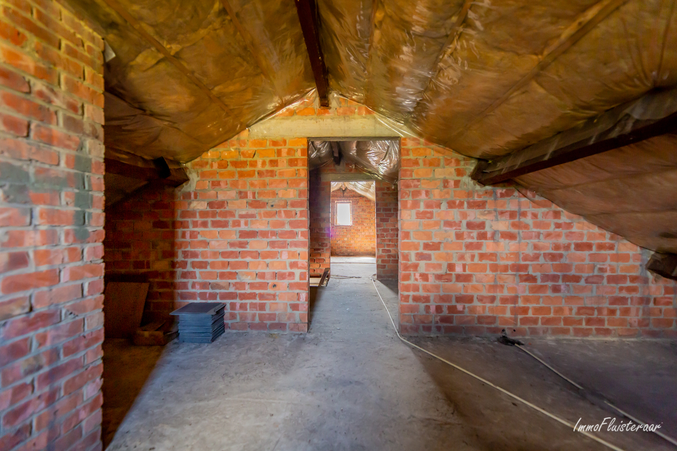 Ruime woning met grote loodsen/bijgebouwen op ca. 70a te Gelrode (Vlaams-Brabant) 