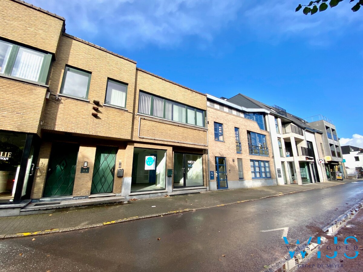 Goed gelegen handelspand met garage te CENTRUM ERTVELDE ! 