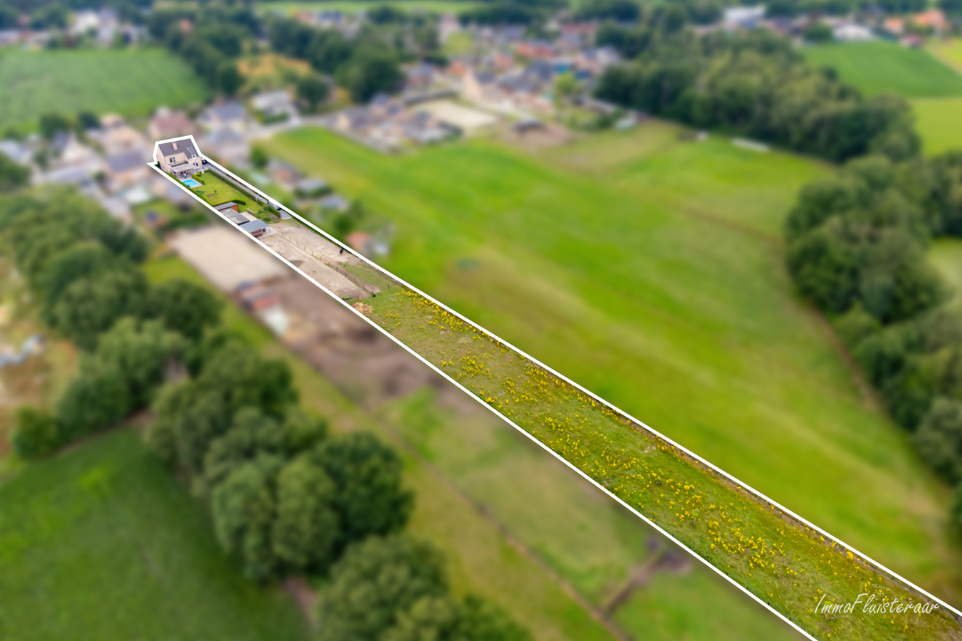 Instapklare villa met paardenstallen en weide op ca. 50 are te Leopoldsburg. 