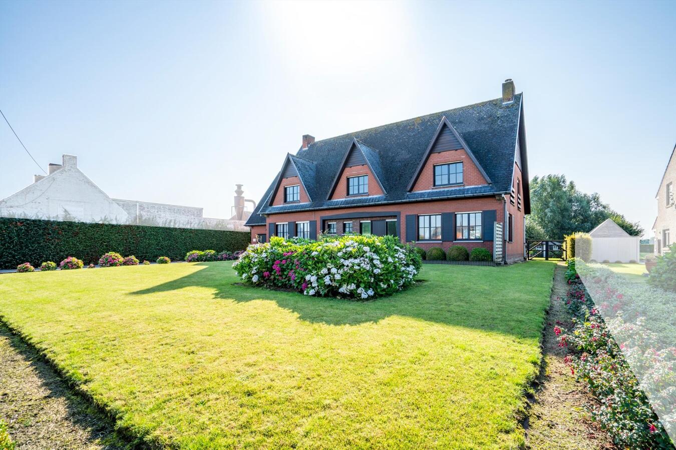 Grote woning met 6 slaapkamers en atelier op 2645 m&#178; te Koekelare 