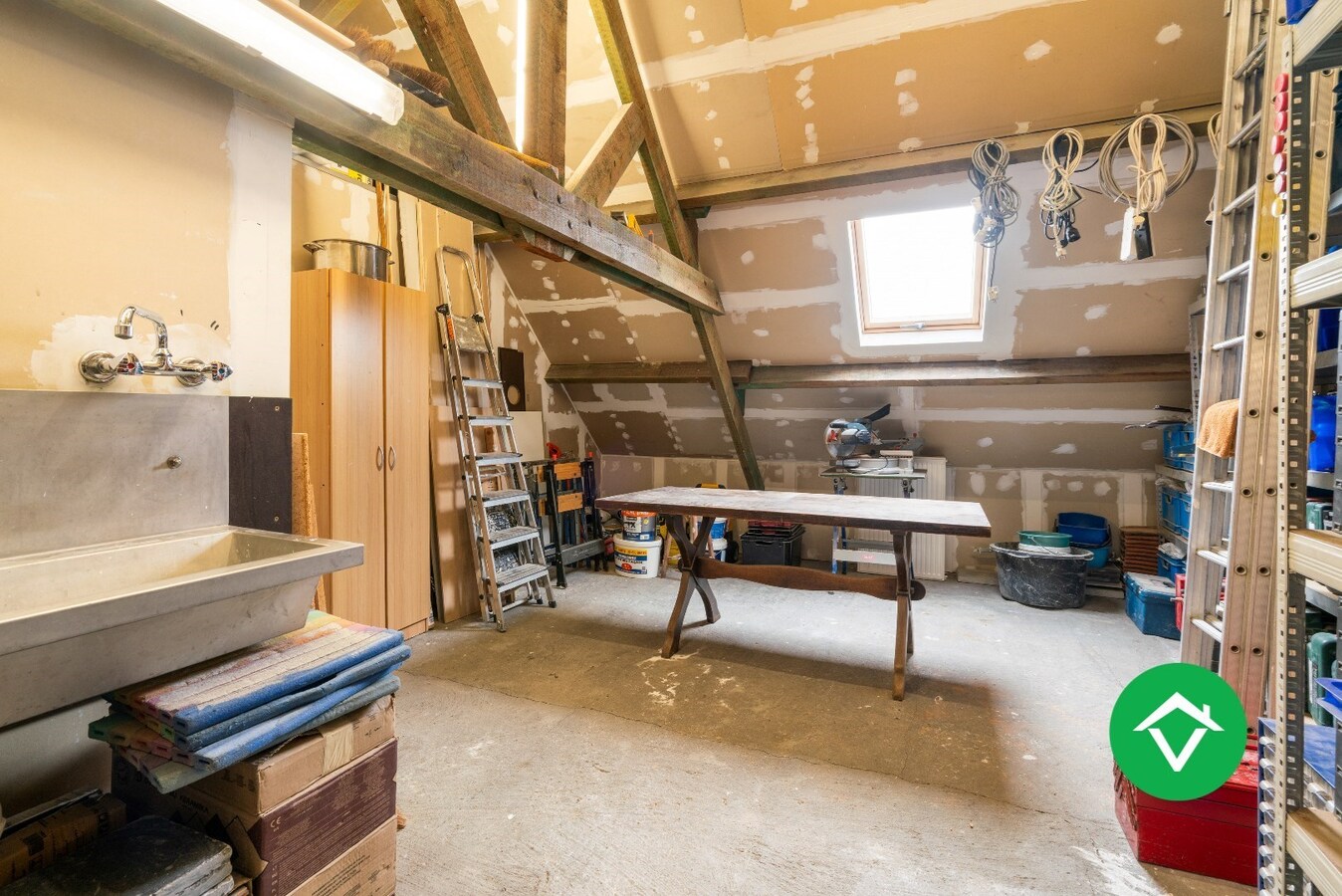Ruimewoning in centrum Roeselare met 3 slaapkamers, dakterras en autostaanplaats 