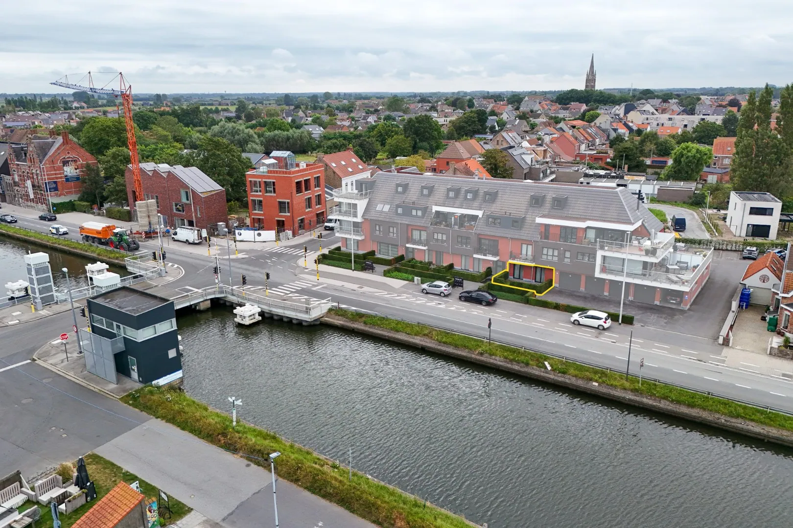 Prachtig gelijkvloers appartement met zonnig terras en tuin aan het kanaal te Oudenburg