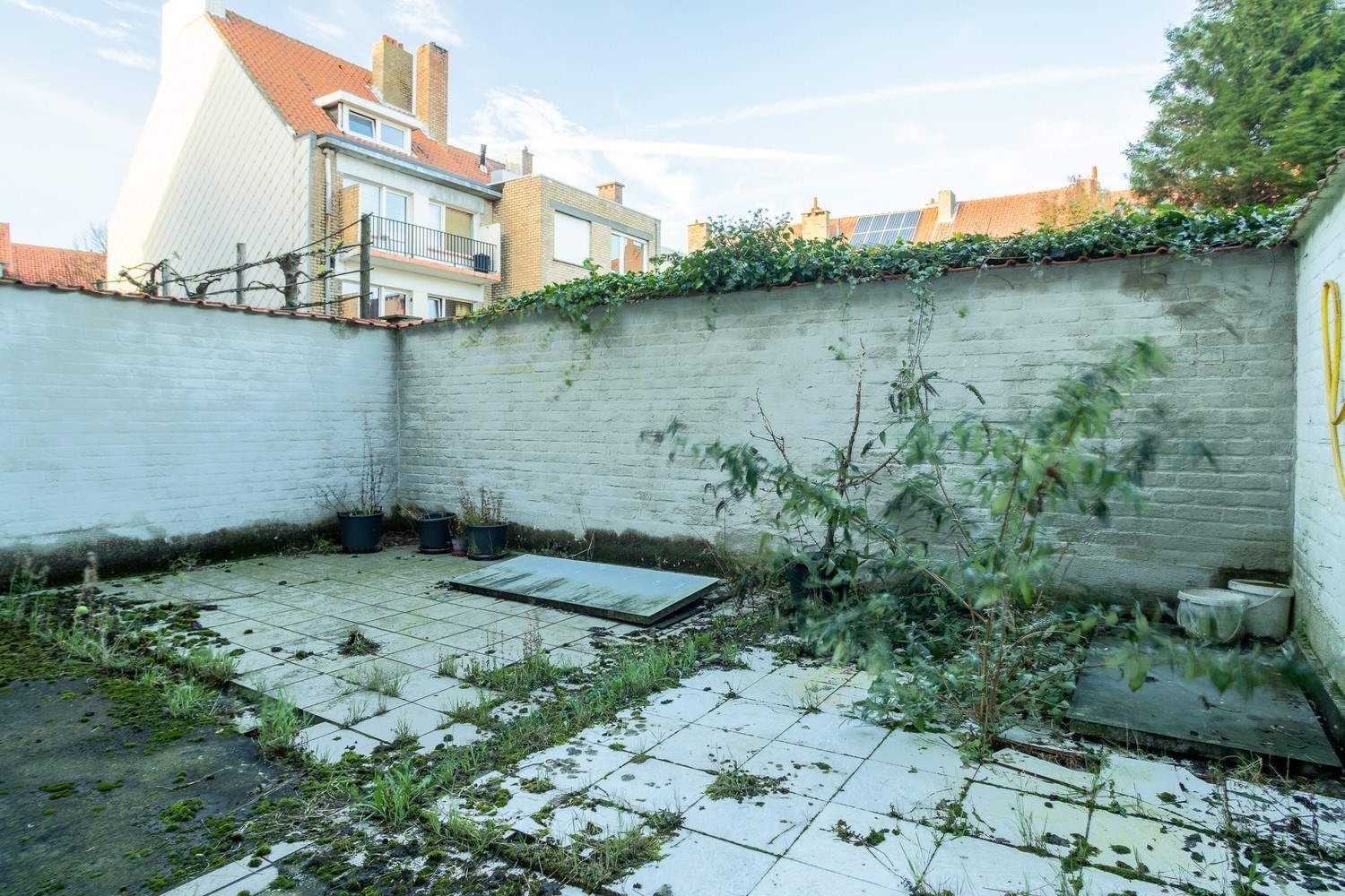 BUITENKANS! Vergunde, te renoveren meergezinswoning met 3 entiteiten 