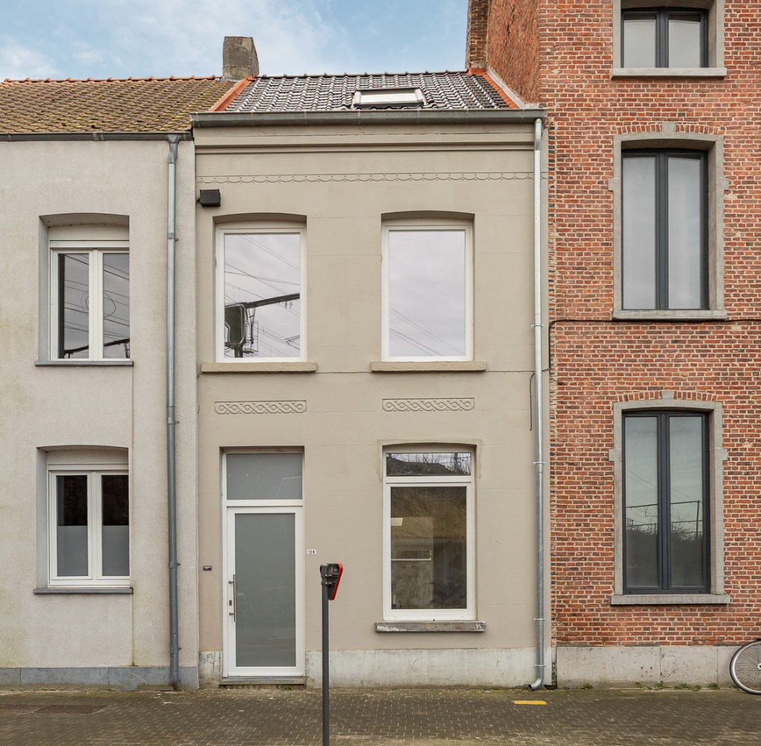 Gerenoveerde rijwoning met 3 slaapkamers 