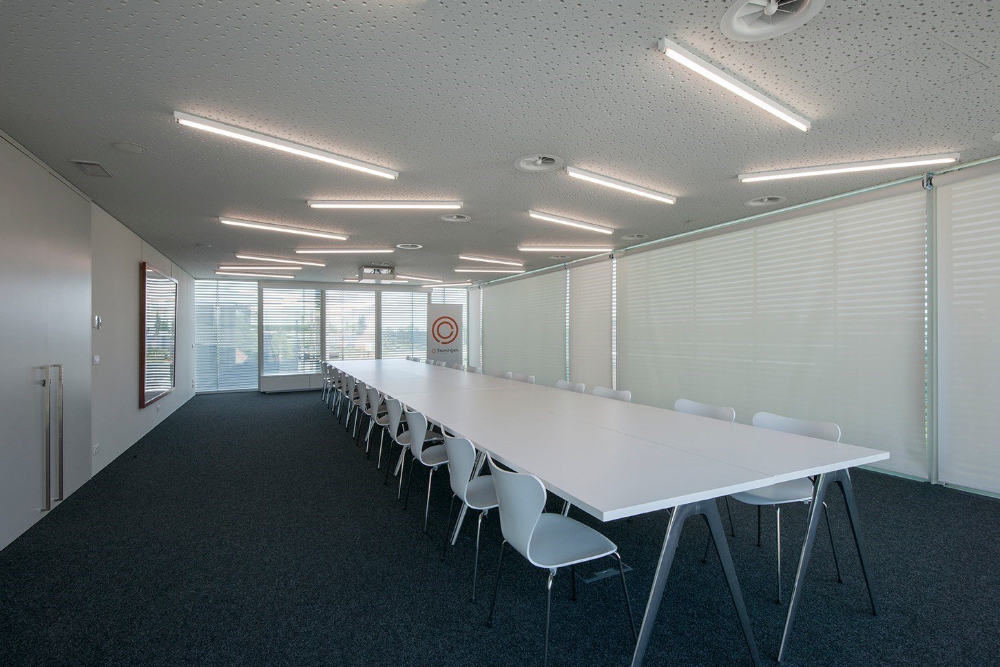 Instapklare kantoorruimte  (32 m&#178;) met parking en alle faciliteiten inclusief, Torhout. 