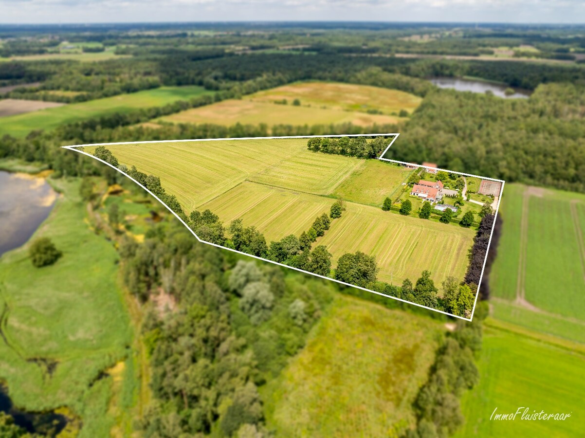 Exclusive country house with stables, swimming pool, and tennis court on an estate of approximately 9 hectares in Retie. 