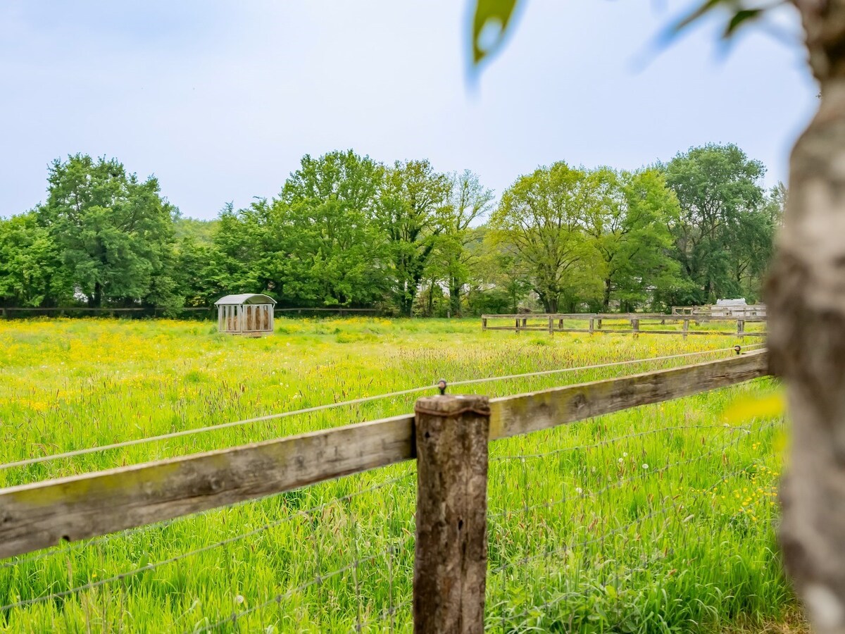 Villa moderne avec des installations &#233;questres sur environ 5,2 hectares &#224; Herselt. 