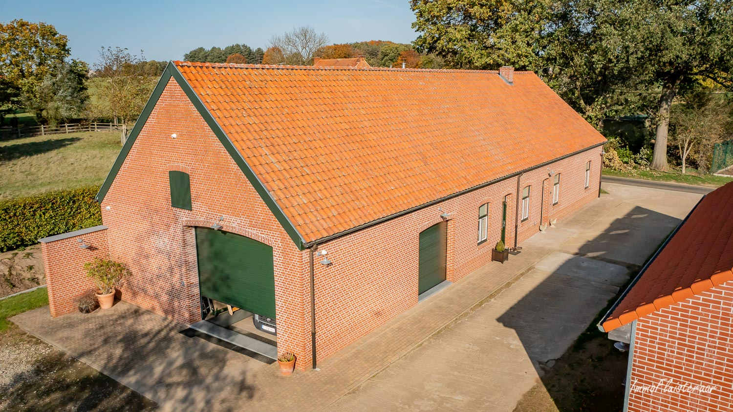 Charmante hoevewoning met garage/magazijn, recent stalgebouw, aanhorigheden en weiland op ca. 1,6ha te Diest (Vlaams-Brabant) 