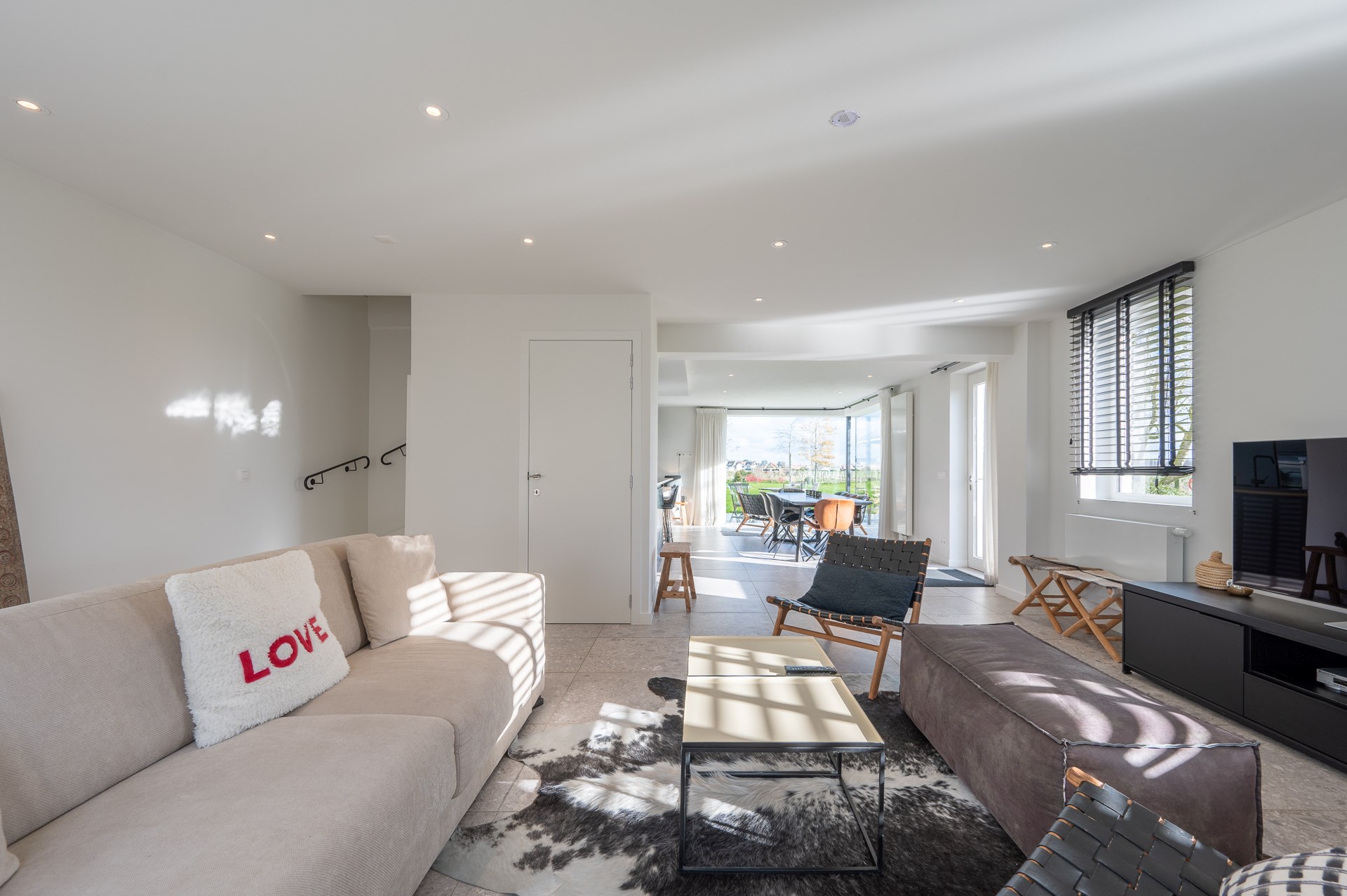 Uitzonderlijke en gerenoveerde eigendom ( 5.510 m&#178; grond ) vlakbij het centrum van Knokke-Heist en toch genietend van een uitzonderlijk open zicht over de Knokse Polders. 