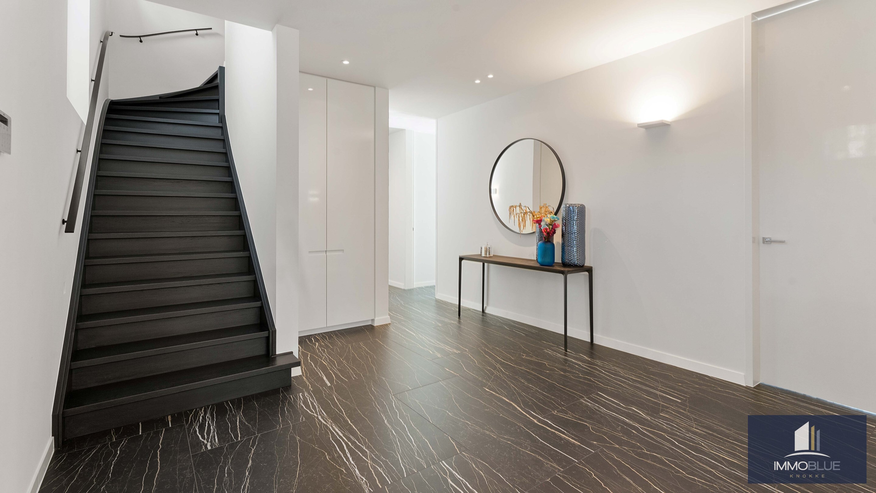 Exclusieve villa gelegen in een rustige, residenti&#235;le wijk . 