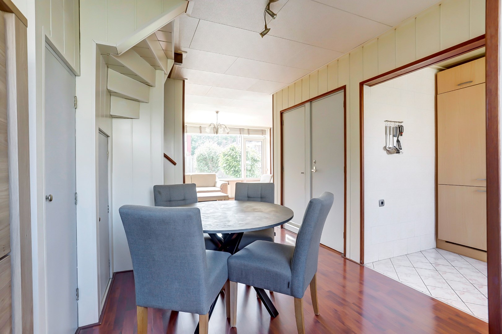 Leuke starters hoekwoning op 206 m&#178; eigen grond met 4- (voorheen 5) kamers, kunststof kozijnen en zonnige brede tuin! 