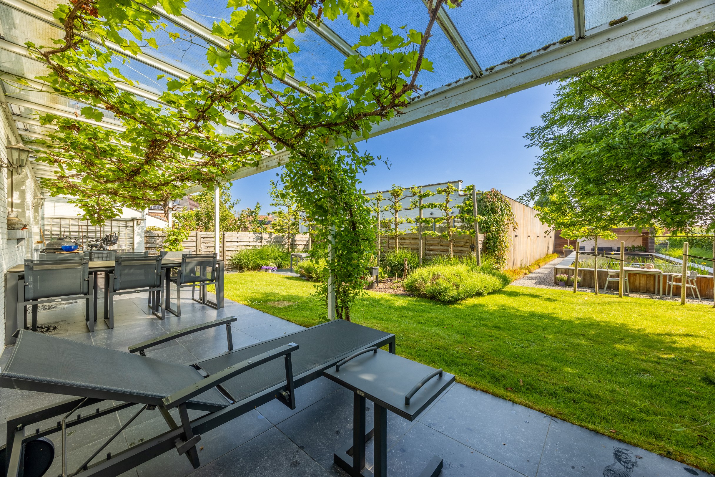 STATIGE VILLA MET MAGAZIJN 