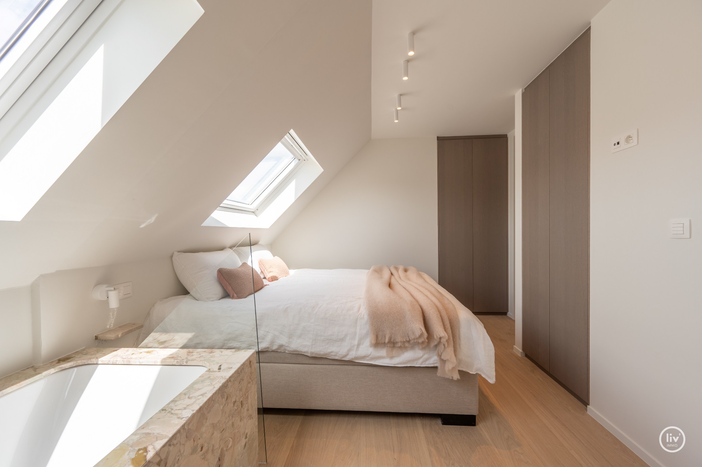 Zeer luxueus gerenoveerd duplexappartement met drie slaapkamers, ruime terrassen en binnenzwembad in het gebouw 