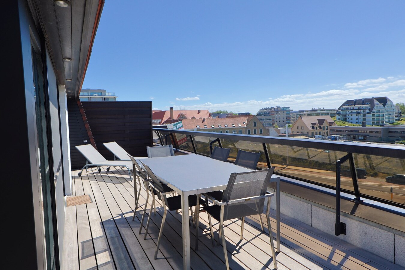 Penthouse ensoleill&#233; avec terrasse spacieuse &amp; deux chambres &#224; coucher 