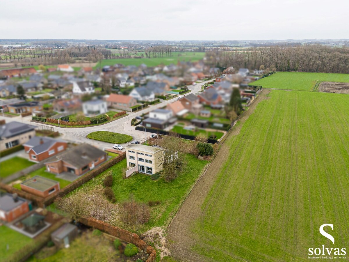 Ruime open bebouwing met tuin, garage en 4 slaapkamers in Aalter - Bouwjaar 1990, 187m&#178; bewoonbare oppervlakte 