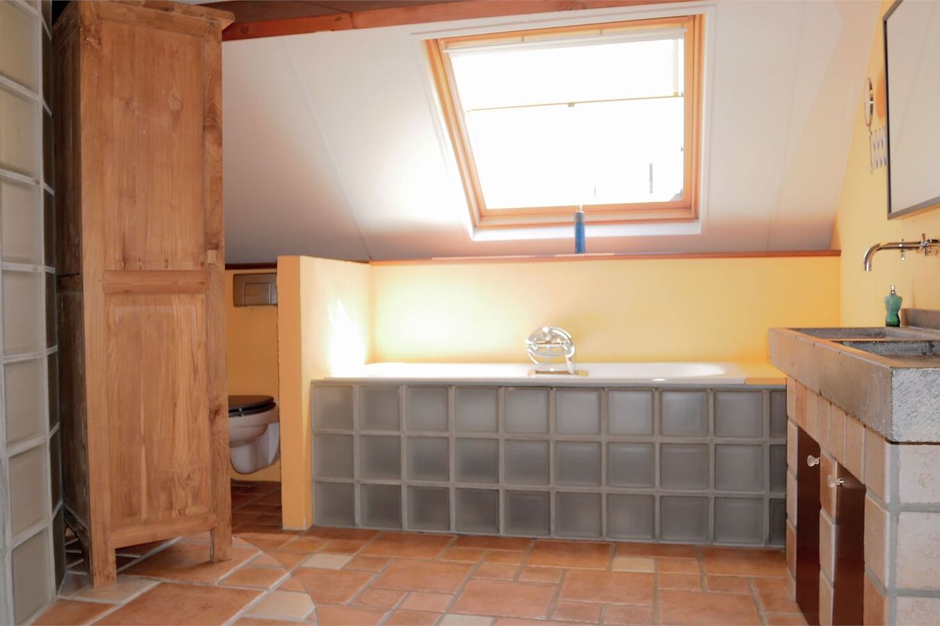 Charmante, gerenoveerde mergelwoning met 5 slaapkamers vlakbij Maastricht 
