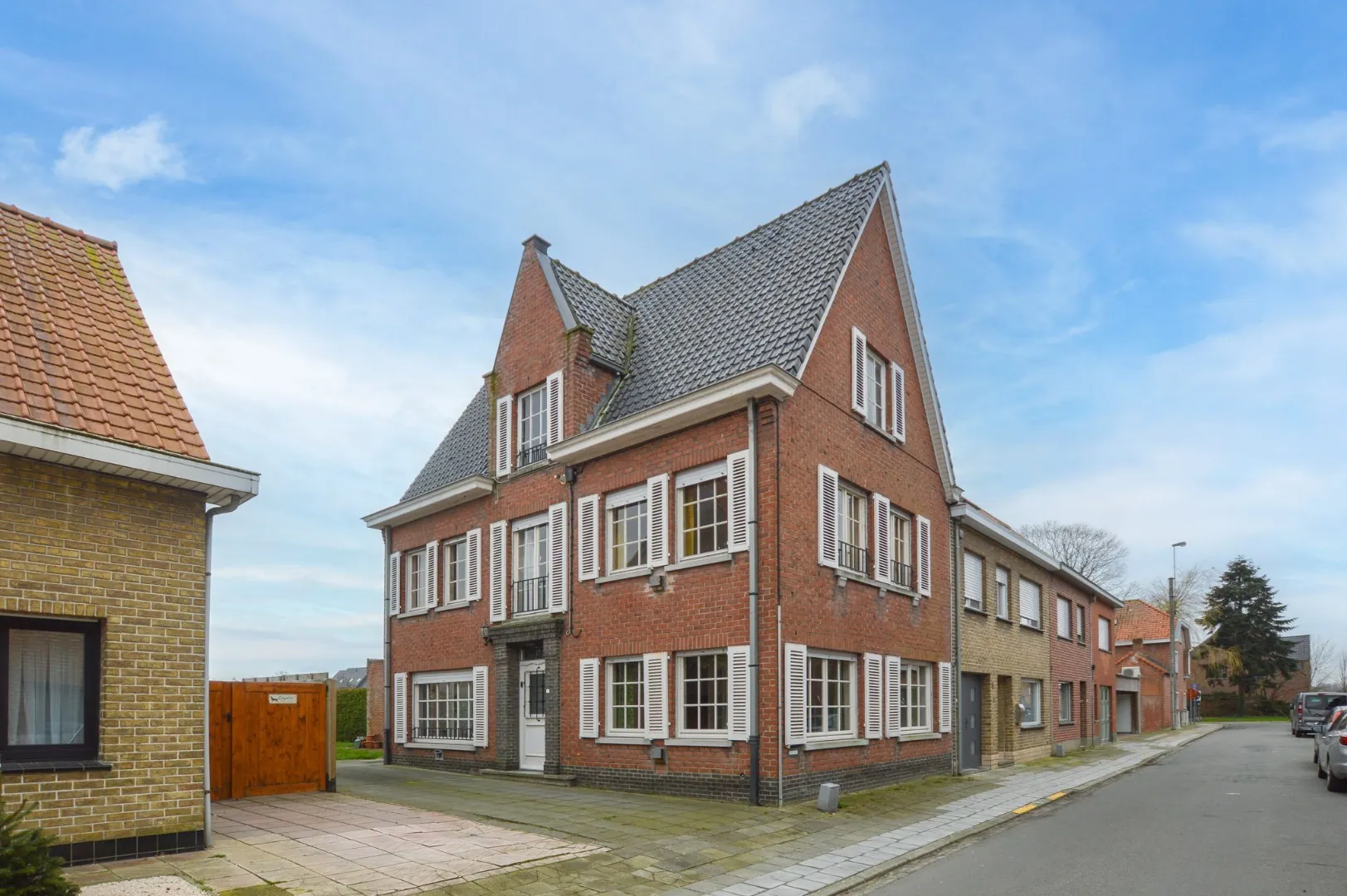 Te renoveren woning met zonnige tuin en garage in centrum Eernegem