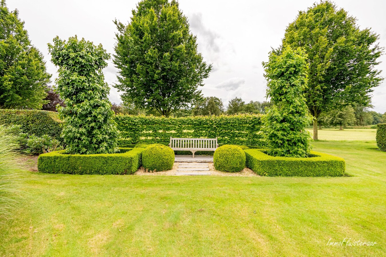 Exclusive country house with stables, swimming pool, and tennis court on an estate of approximately 9 hectares in Retie. 