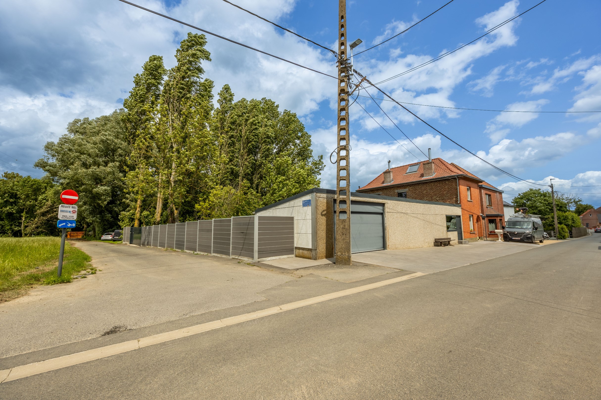 KLOEKE GEZINSWONING MET MAGAZIJN OP 737M&#178; 