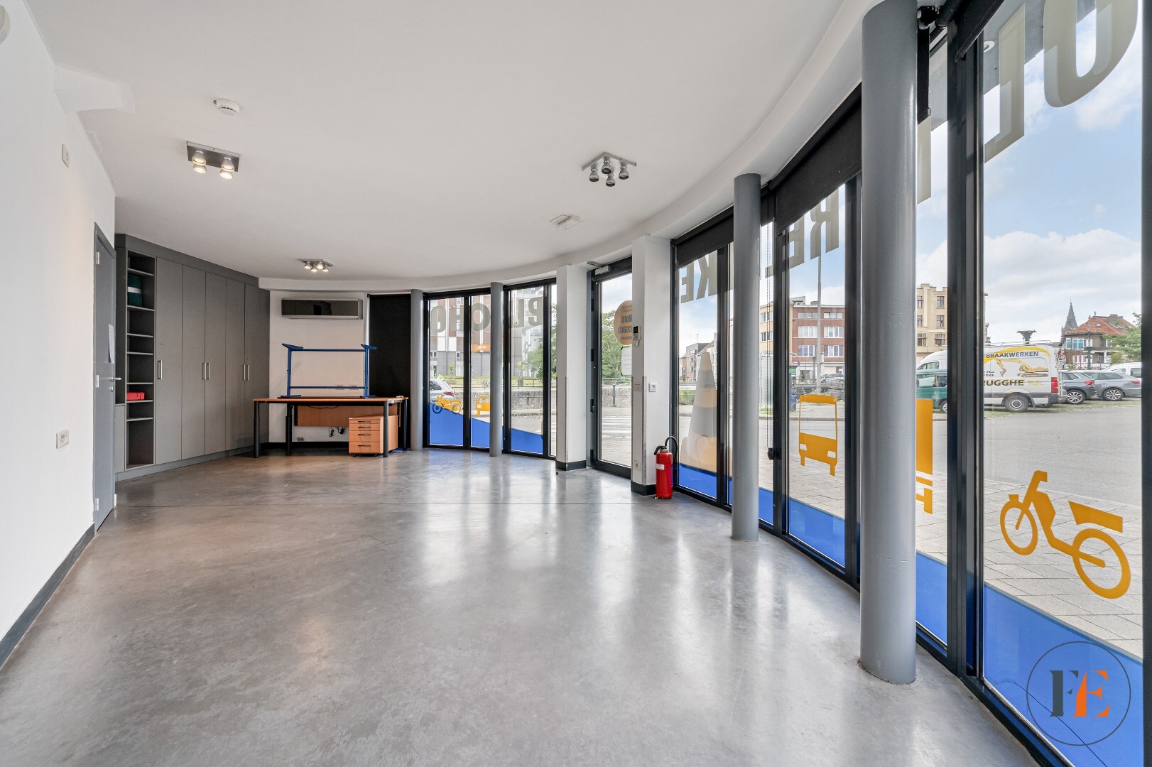 Moderne commerci&#235;le ruimte met topzichtbaarheid aan de Coupure 