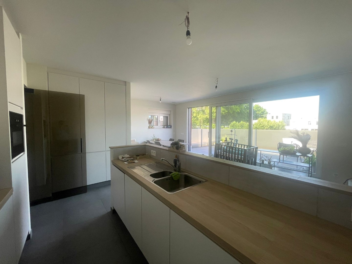 Ruim duplex appartement met 2 slaapkamers en carport te Geel! 