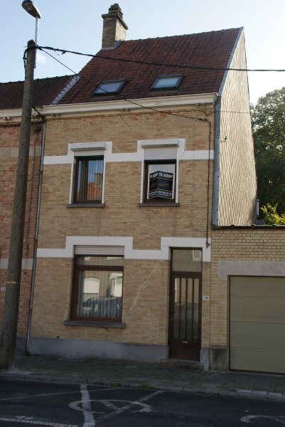 Centraal gelegen rijwoning stapvoets van het station te Roeselare 