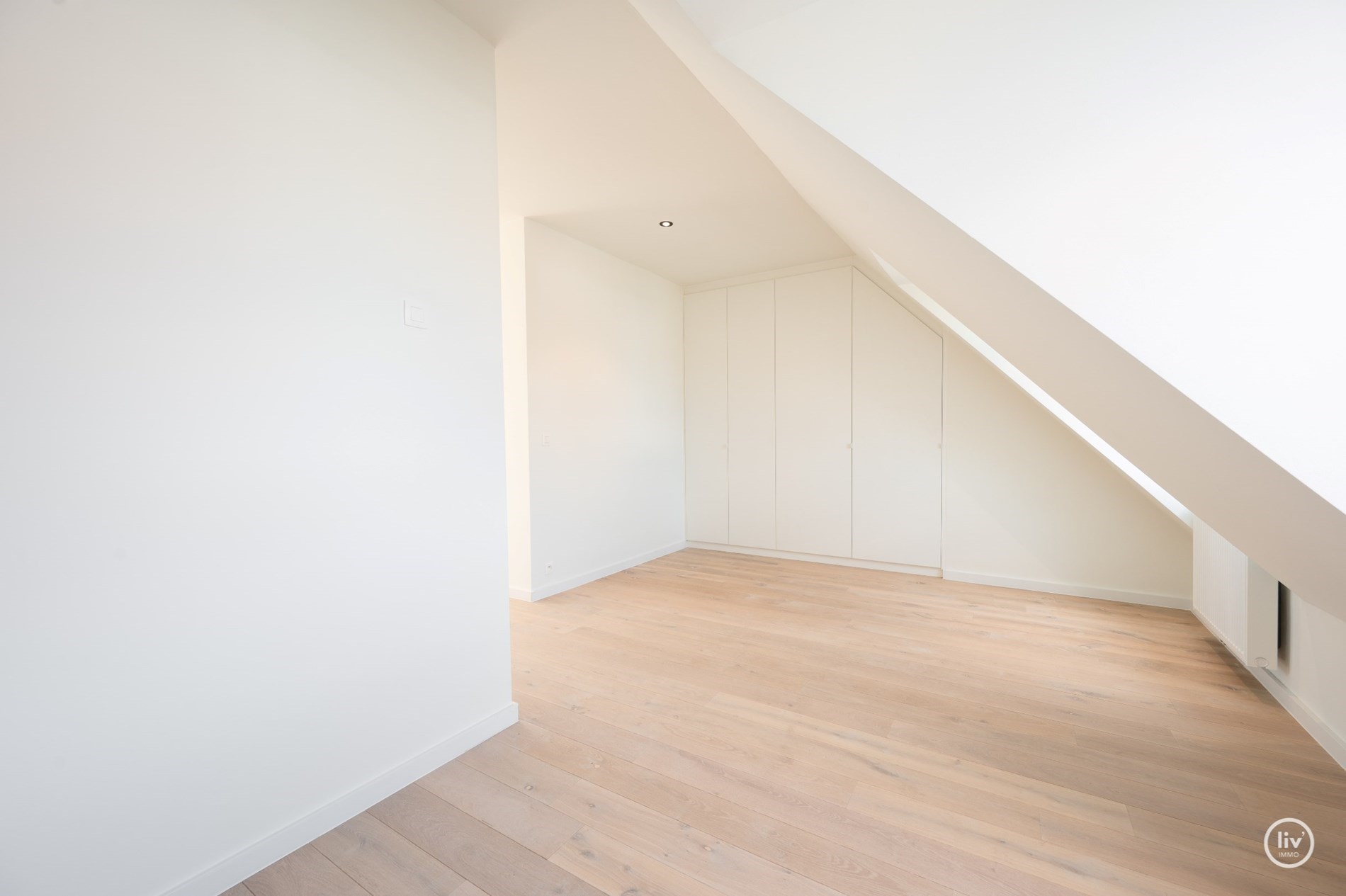 Prachtig, ruime en tevens r&#233;cente triplex (199 m2) in een zijstraat van de lippenslaan vlakbij de zeedijk te Knokke. 