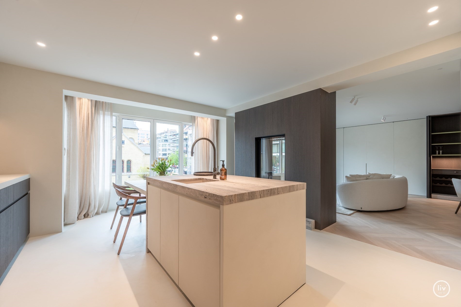 OPENDEURDAG vrijdag 11 juli 2025 van 16:15 tot 18:00 in de Van Bunnenlaan 32, 8300 Knokke-Heist. Magnifiek gerenoveerd appartement van 150 m&#178; met open zicht op de Heilighart kerk – Dumortierlaan, Knok 