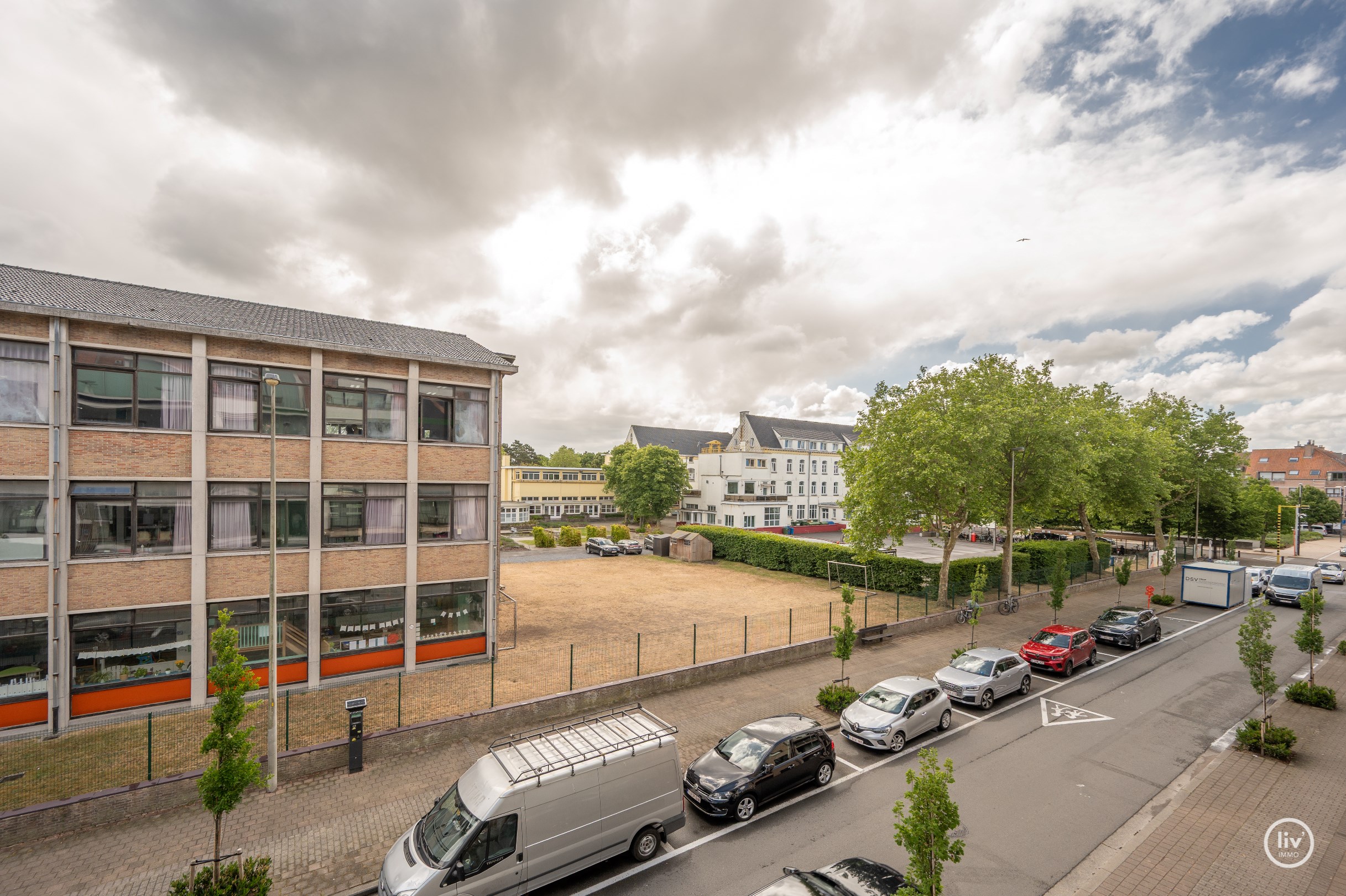 Luxueus afgewerkt appartement met 2 slaapkamers genietend van een open zicht gelegen in de Piers de Raveschootlaan. 