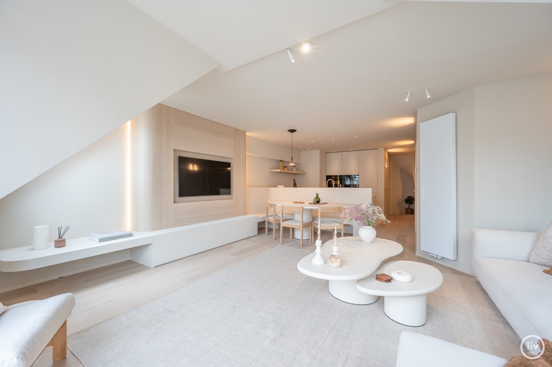 Appartement en duplex de 3 chambres r&#233;nov&#233; de mani&#232;re unique avec 2 grandes terrasses ensoleill&#233;es, situ&#233; &#224; distance de marche de la digue Albertstrand. 