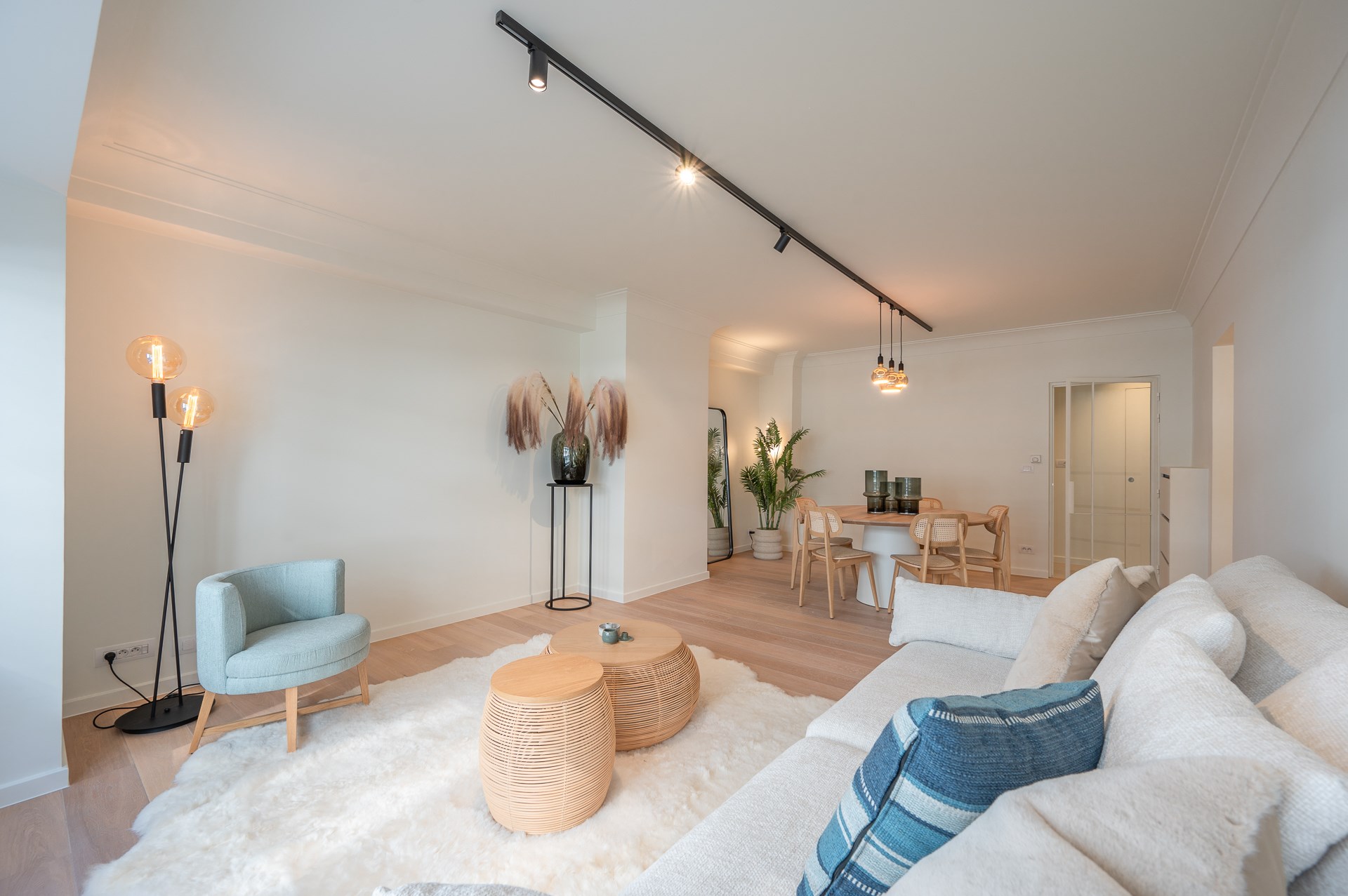 Bel appartement r&#233;nov&#233; avec 2 chambres dans un emplacement de premier choix sur la Kustlaan, pr&#232;s de la place Van &#224; Knokke. 