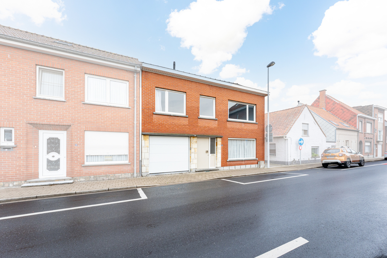 Half-open bebouwing met 4 slaapkamers en garage te centrum Ledegem 