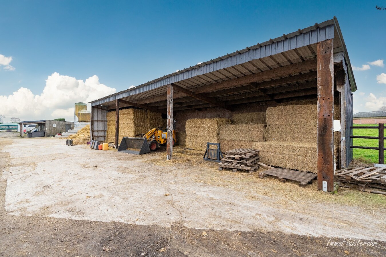 Hippisch complex op ca. 1,9 ha te Rijkevorsel Vergunning voor binnenpiste (60m x 30m) aanwezig! 