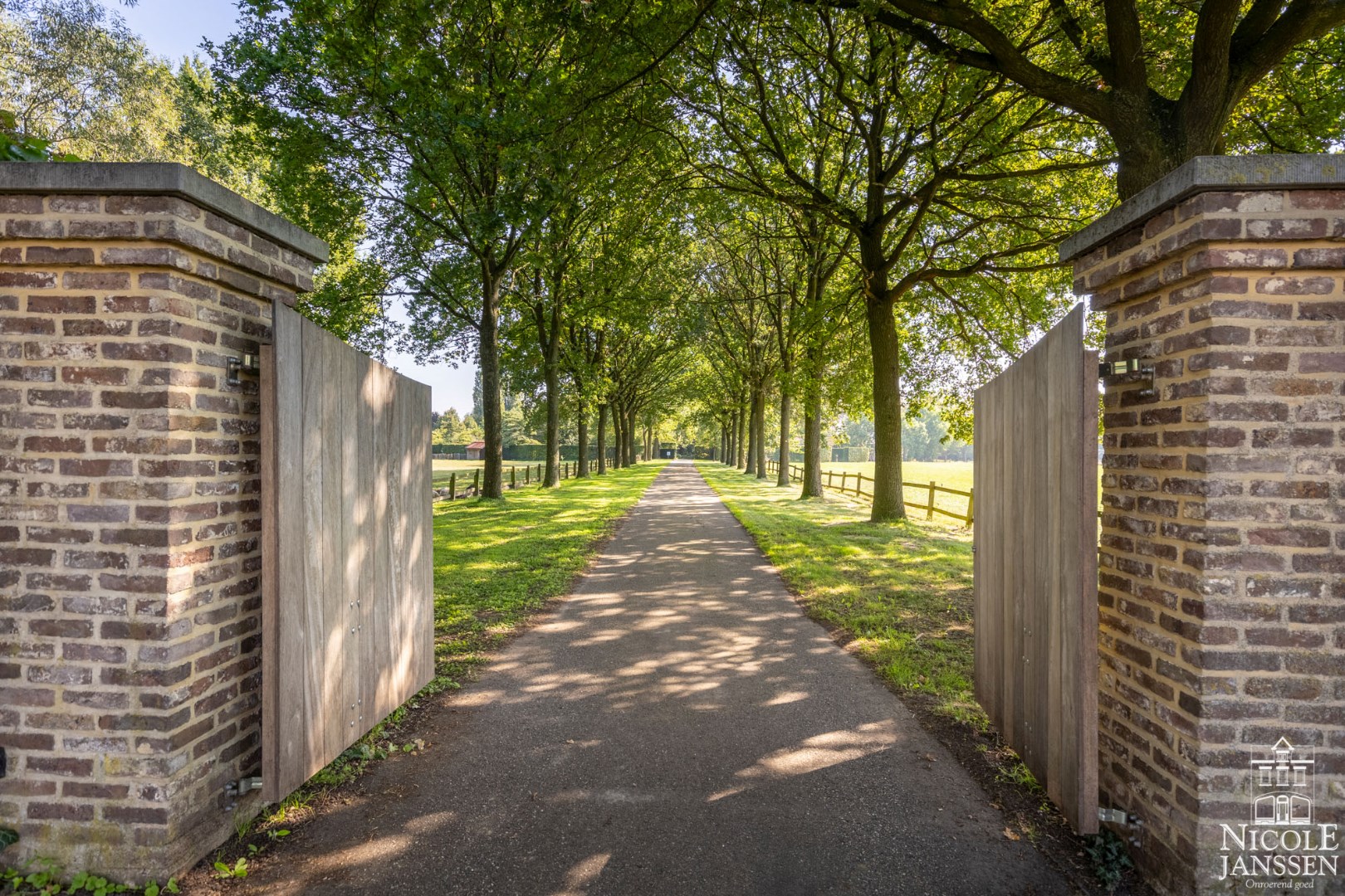 Prachtige vierkantshoeve omringd door weilanden en prachtige tuin 