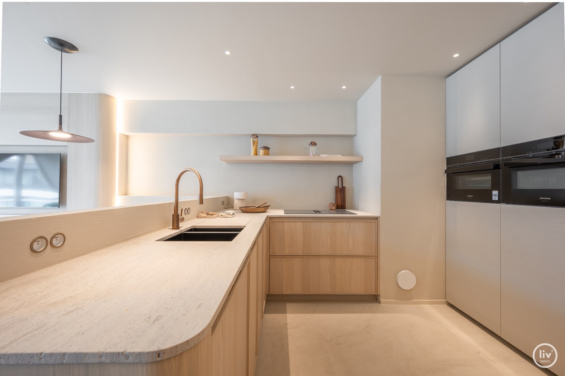 Appartement en duplex de 3 chambres r&#233;nov&#233; de mani&#232;re unique avec 2 grandes terrasses ensoleill&#233;es, situ&#233; &#224; distance de marche de la digue Albertstrand. 