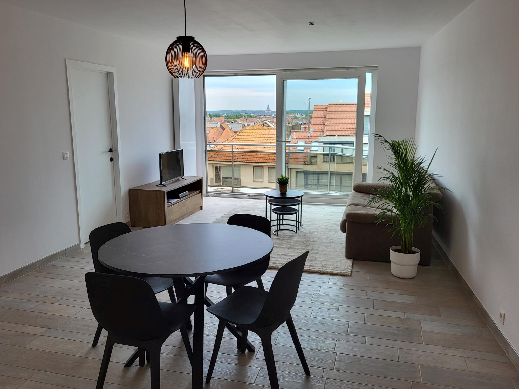 Zonnig Appartement met 2 Slaapkamers vlak bij de Zeedijk te Heist. 