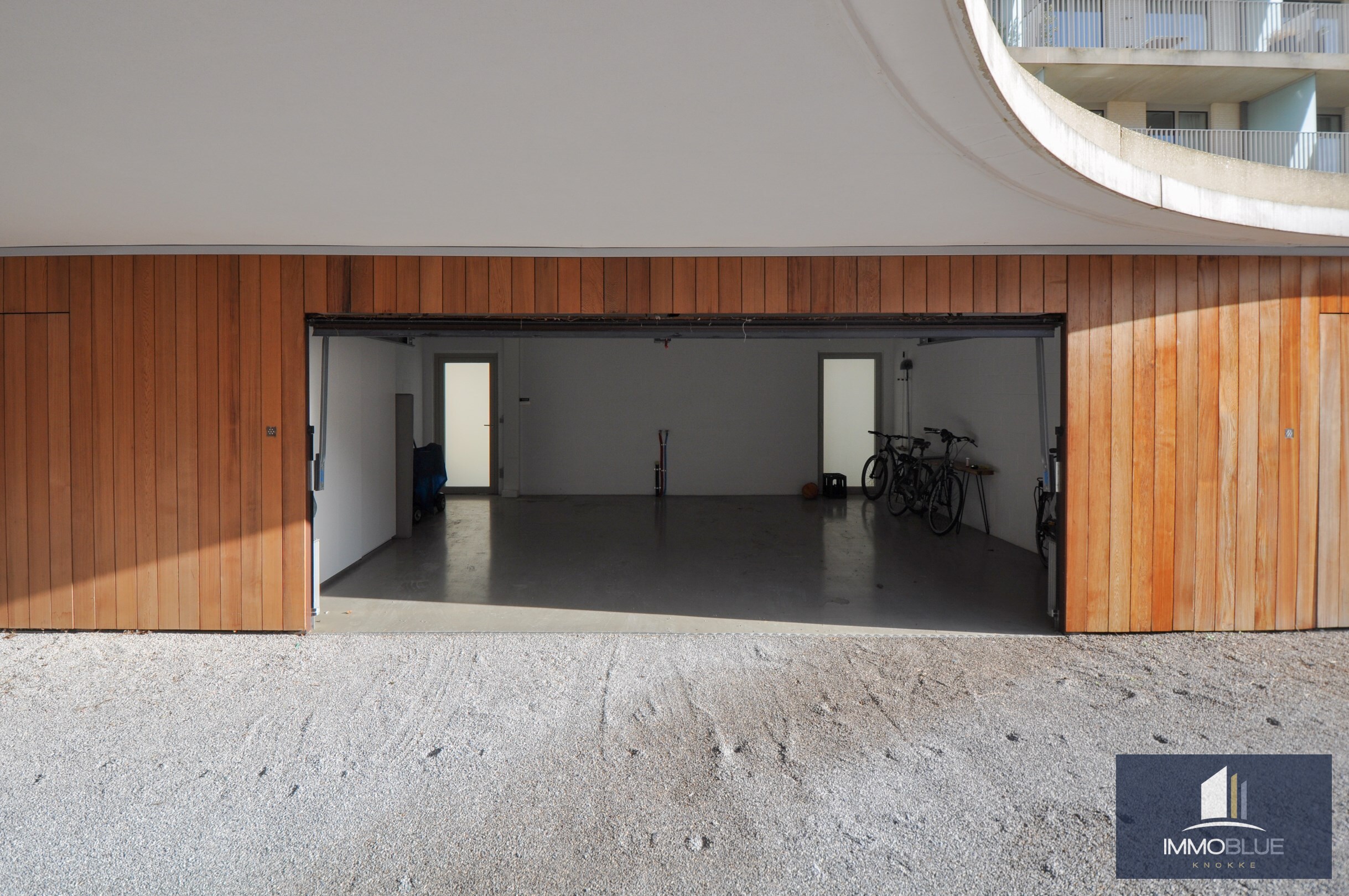 Subliem, luxueus tuinappartement met dubbele garage, rustig gelegen in een standingvolle residentie. 