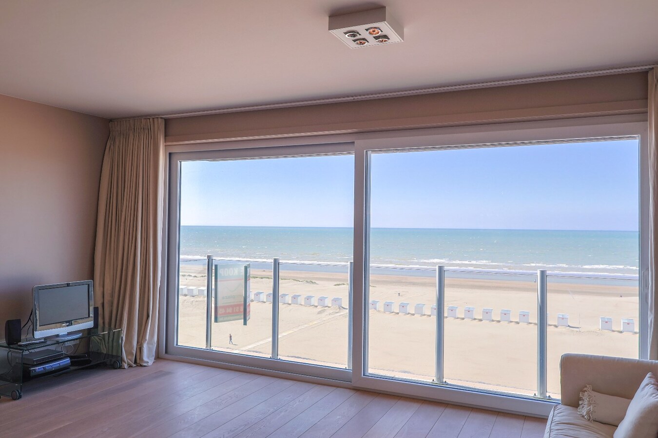 Appartement magnifique avec vue frontale sur la mer et deux chambres &#224; coucher. 