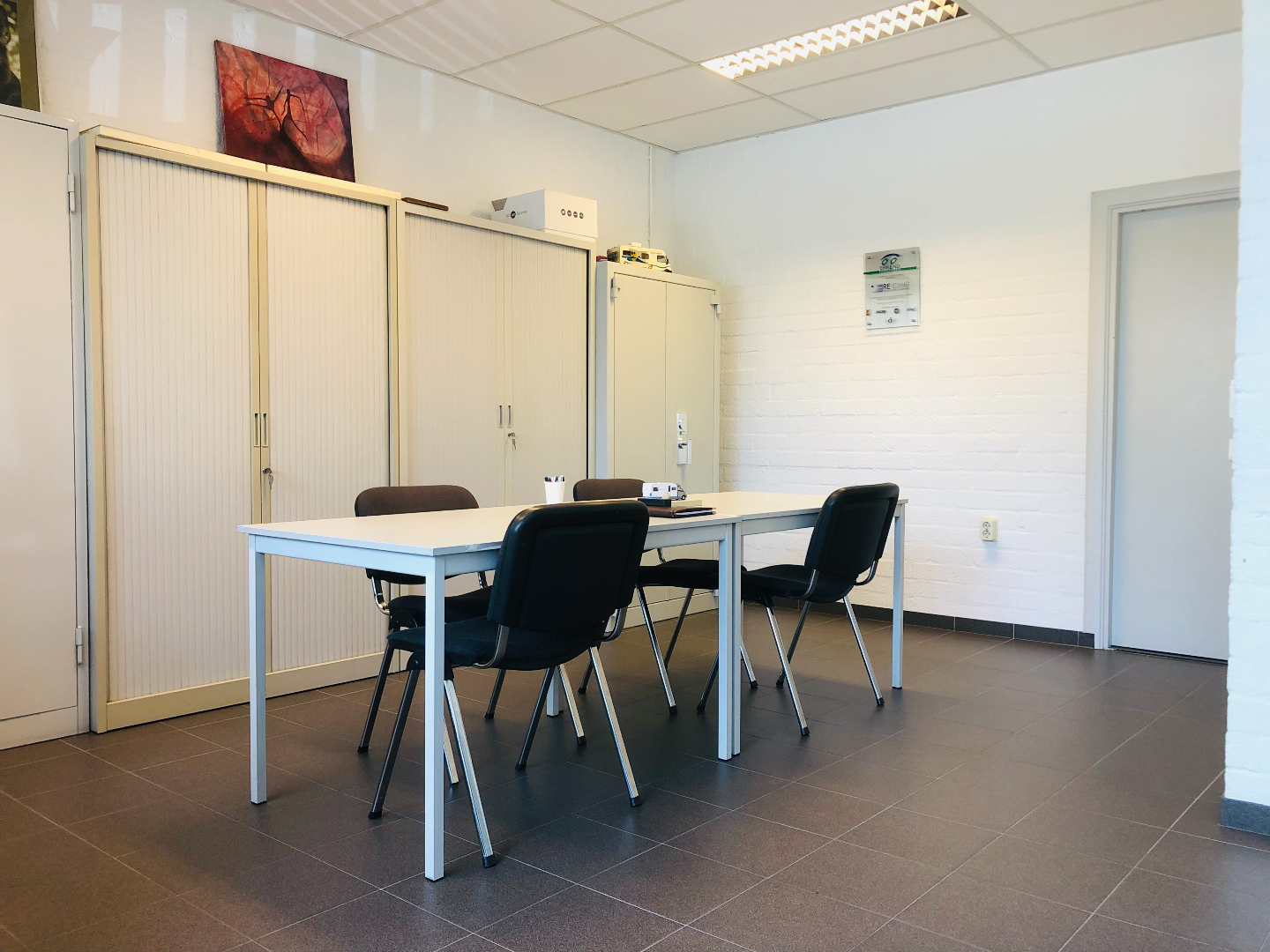 Bedrijfsruimte met kantoren gelegen op bedrijventerrein Meemortel nabij uitvalswegen. Huurprijs € 2.000,-- per maand excl. BTW. 